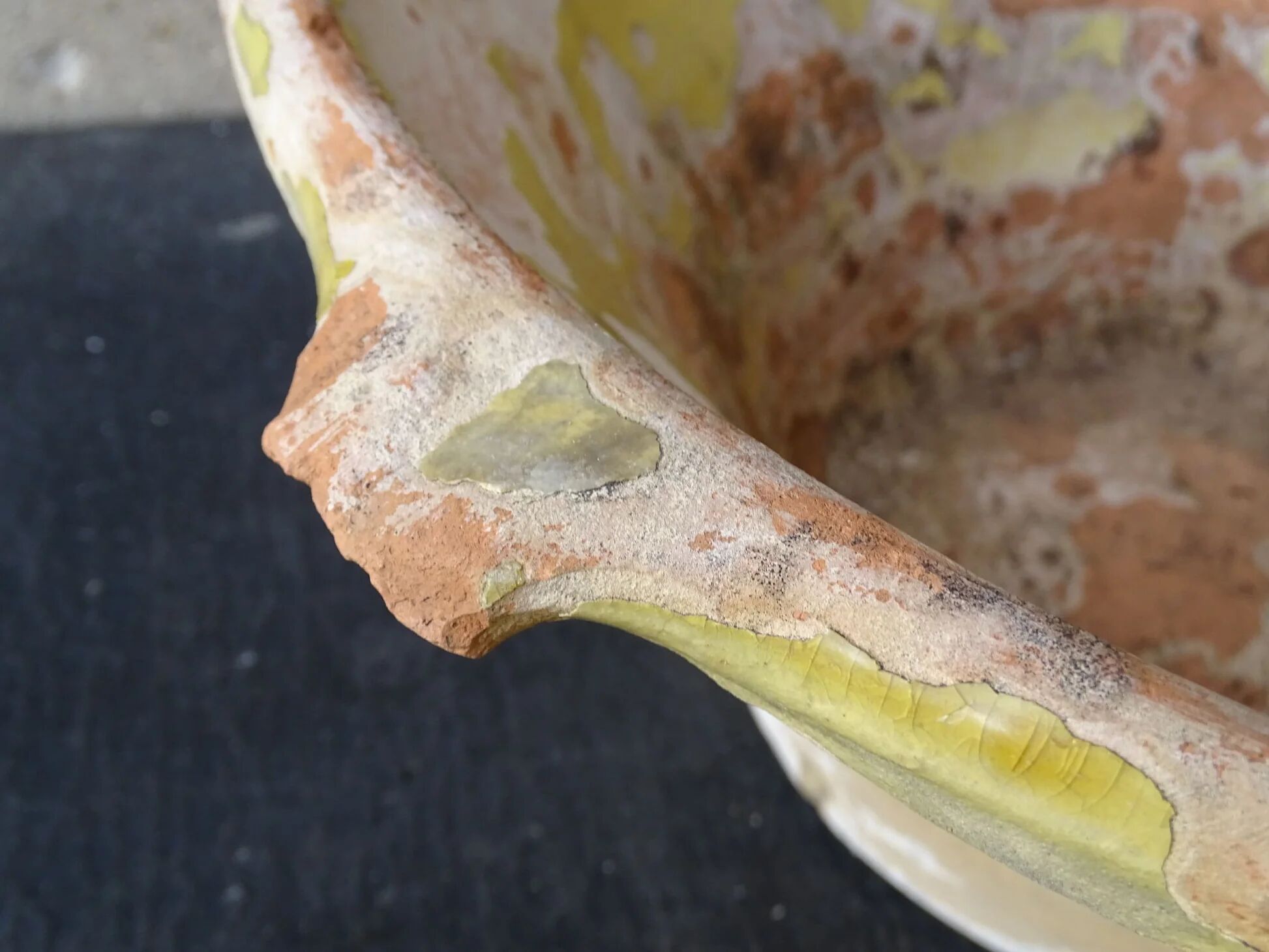 Bol à confit français ancien à glaçure jaune, tian