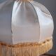 Lampe à poser pied bois tourné, abat jour dôme à col et franges, années 50's