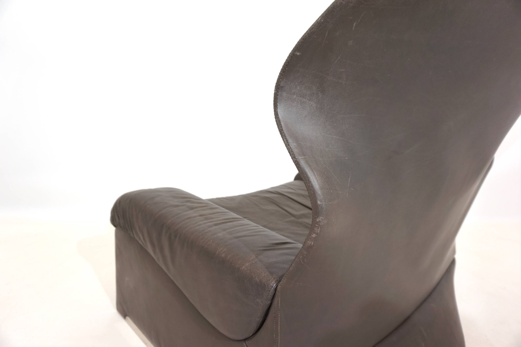 Saporiti Vela Alta leather armchair with ottoman by Giovanni Offredi