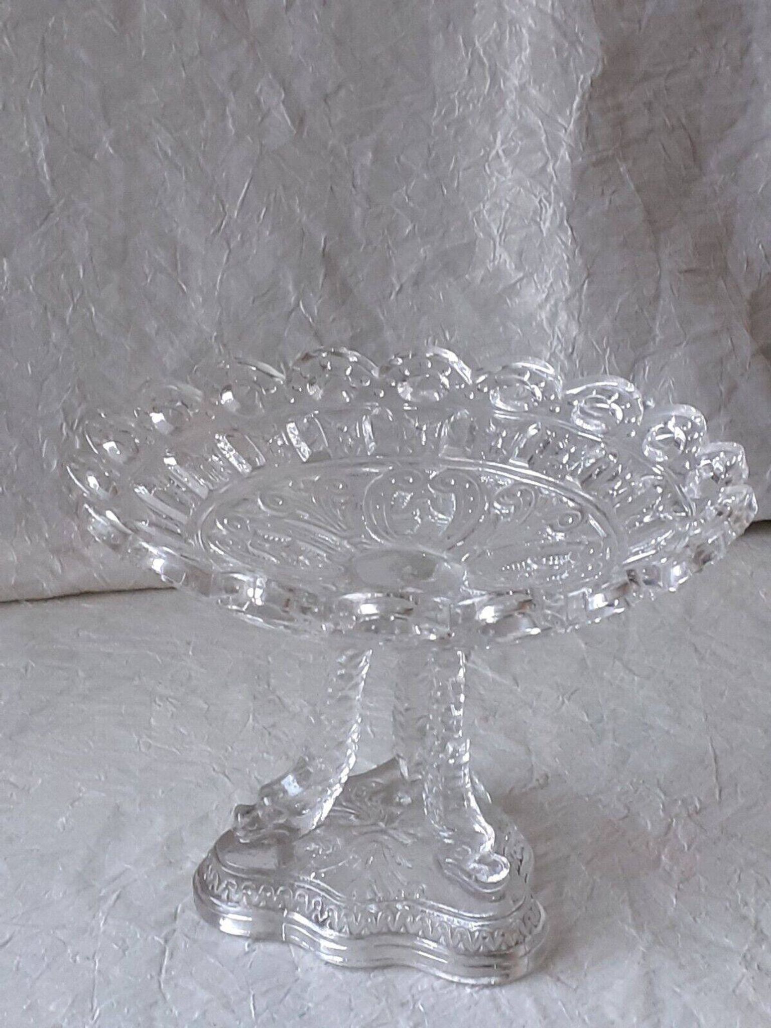 Crystal cut bowl on a fish head foot, late 19th century.