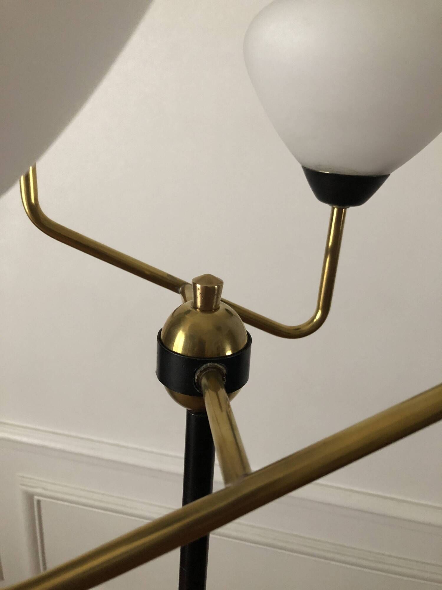 Modernist floor lamp with 4 lights in brass and opaline, Stilnovo style – Year 1960