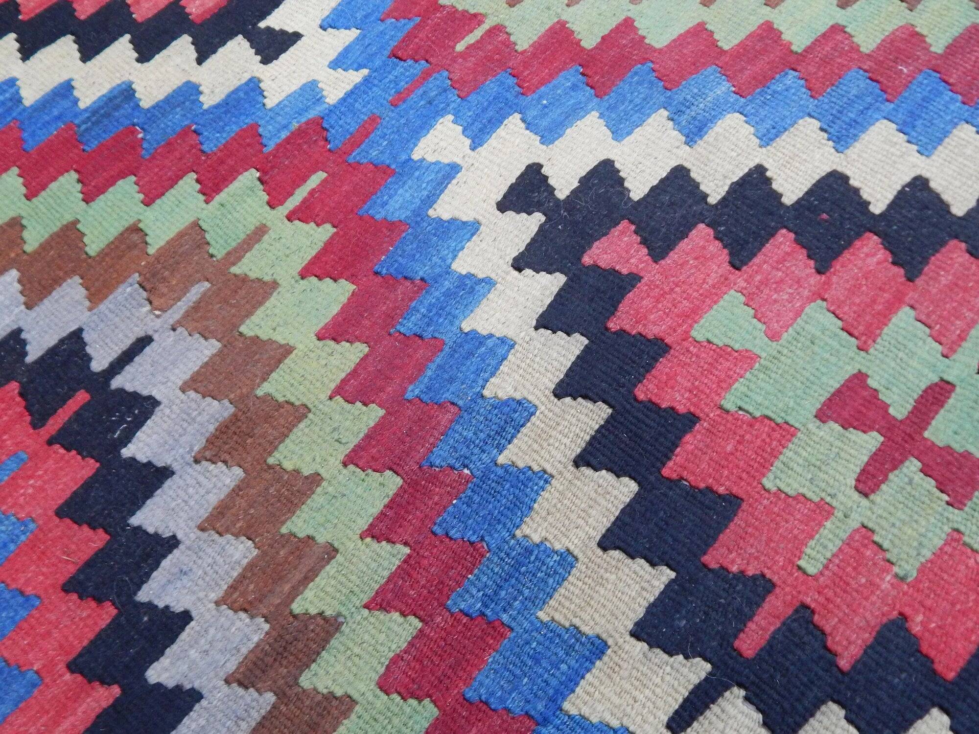 Vintage Turkish kilim, handwoven, 88x127 cm.