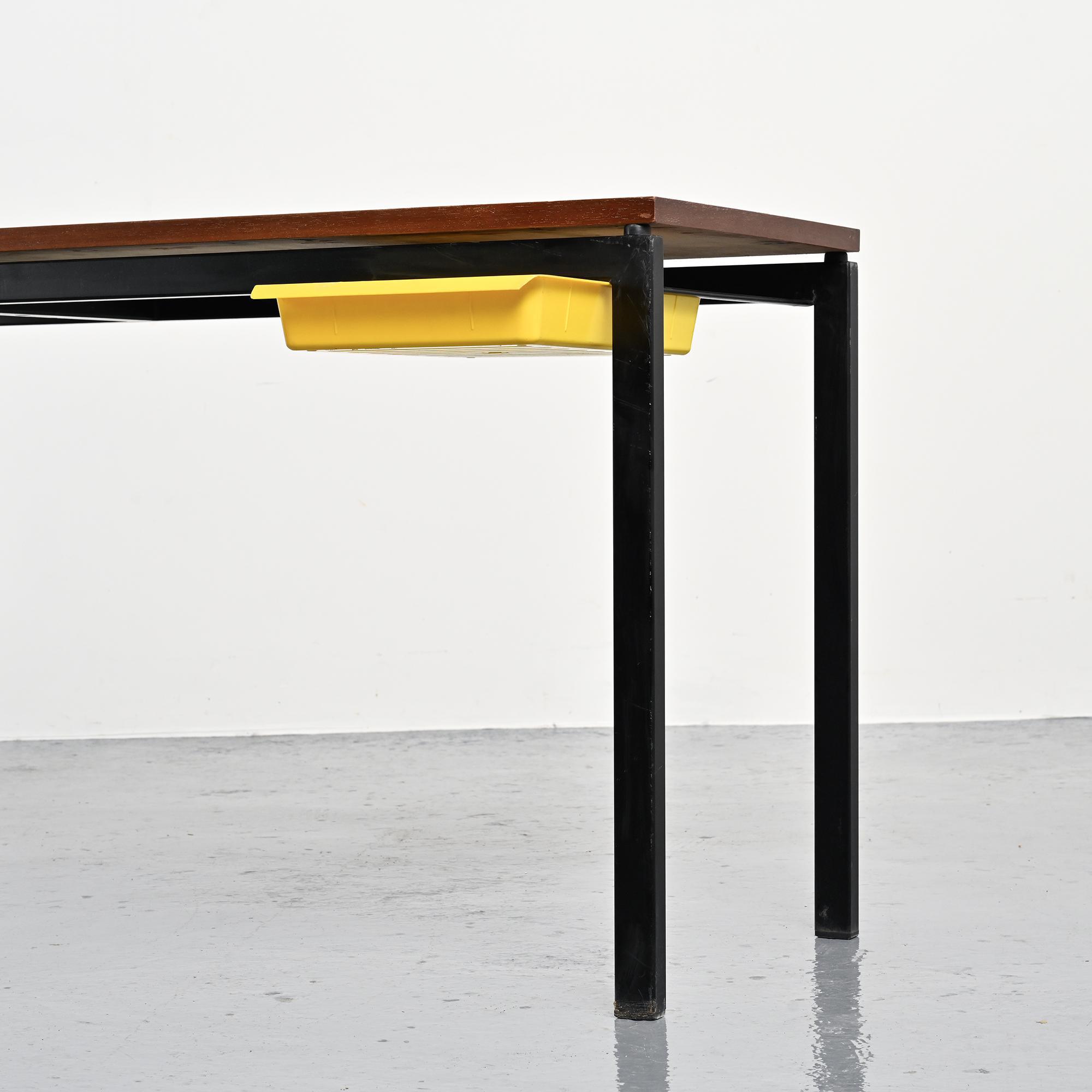 Bureau Cansado par Charlotte Perriand, circa 1962.