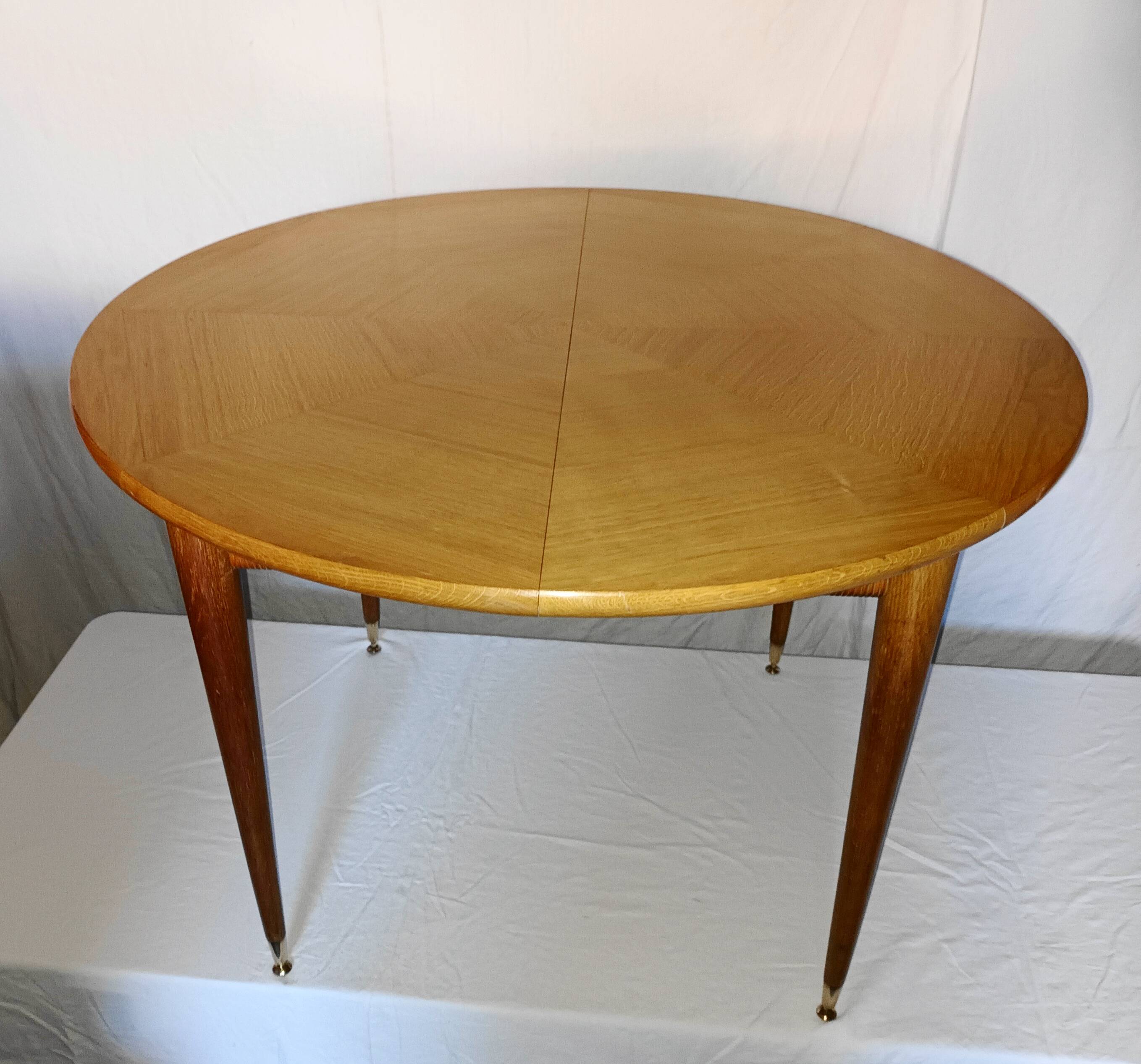 Table ronde a 2 allonges en chene clair des années 50