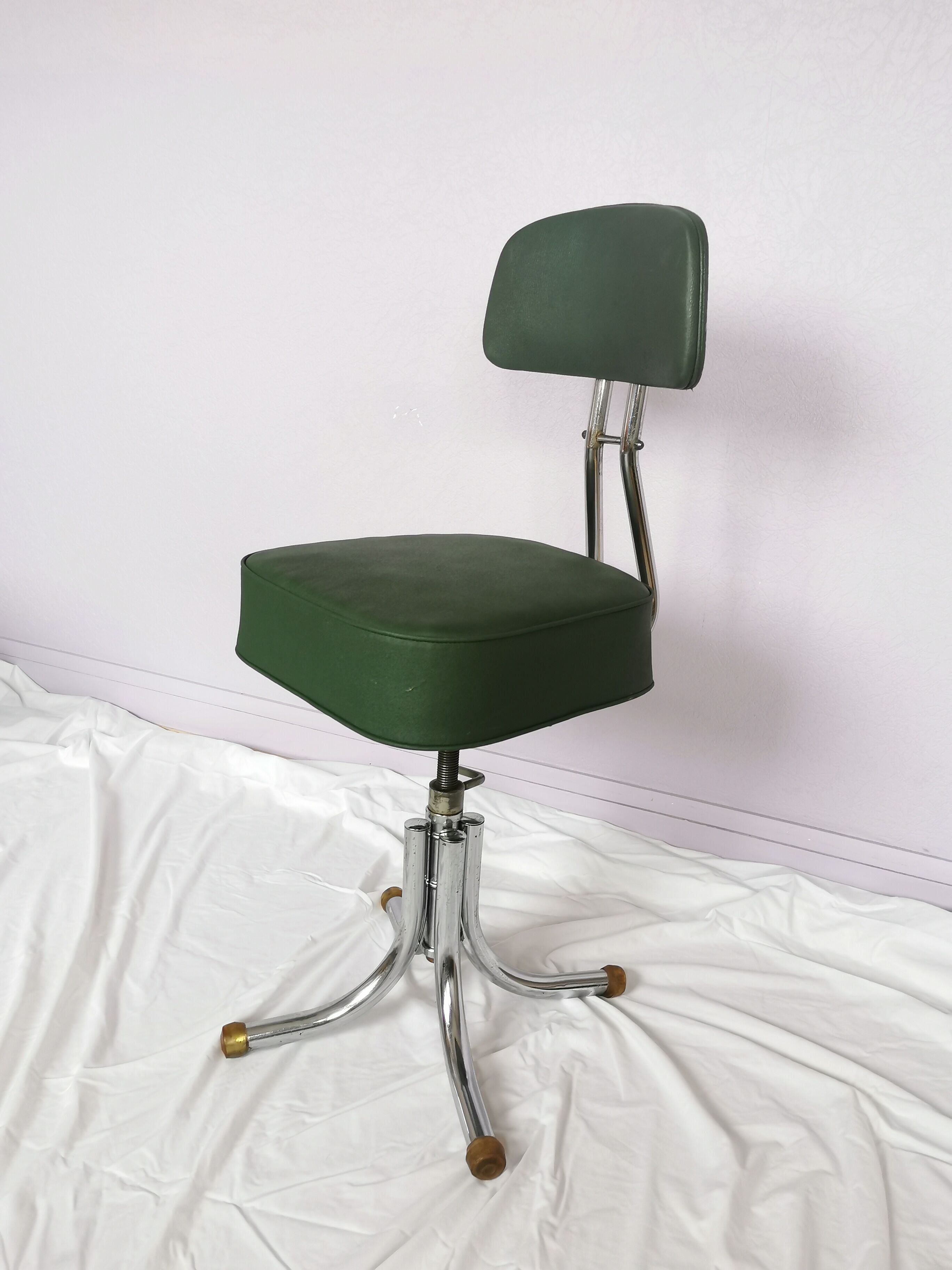 Chaise pivotante en skaï vert et acier chromé, Pullman, 1960