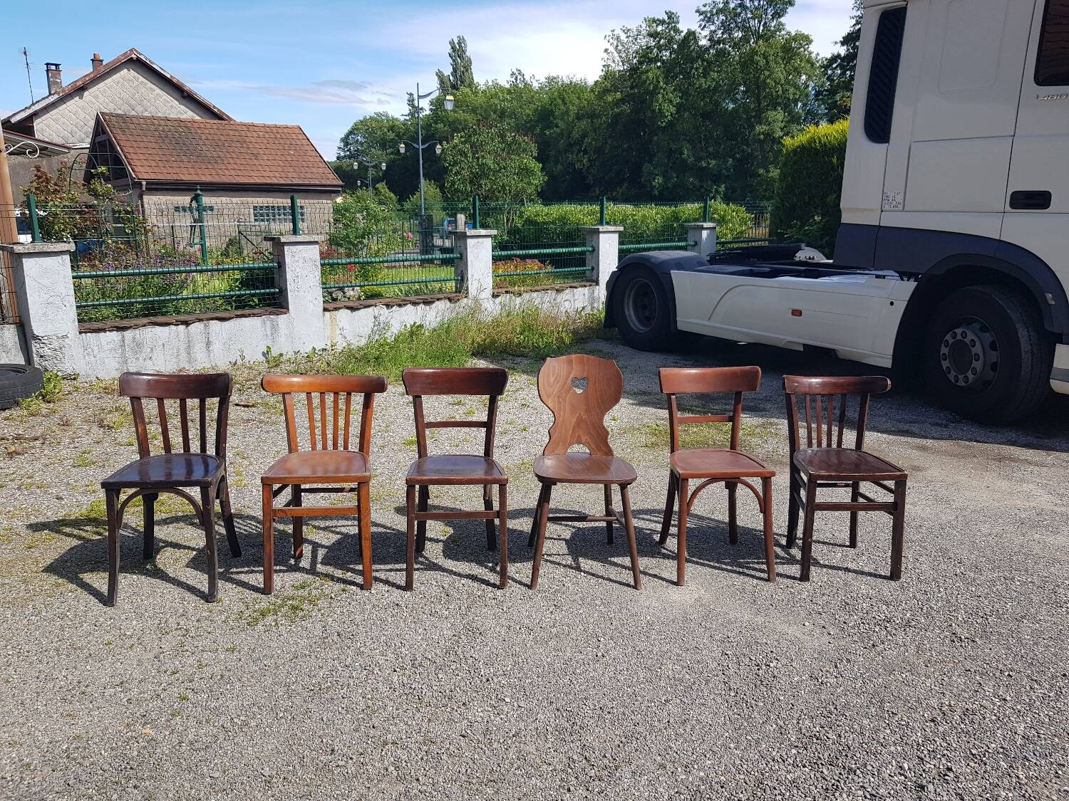 Lot de six chaises de bistrot dépareillées Baumann