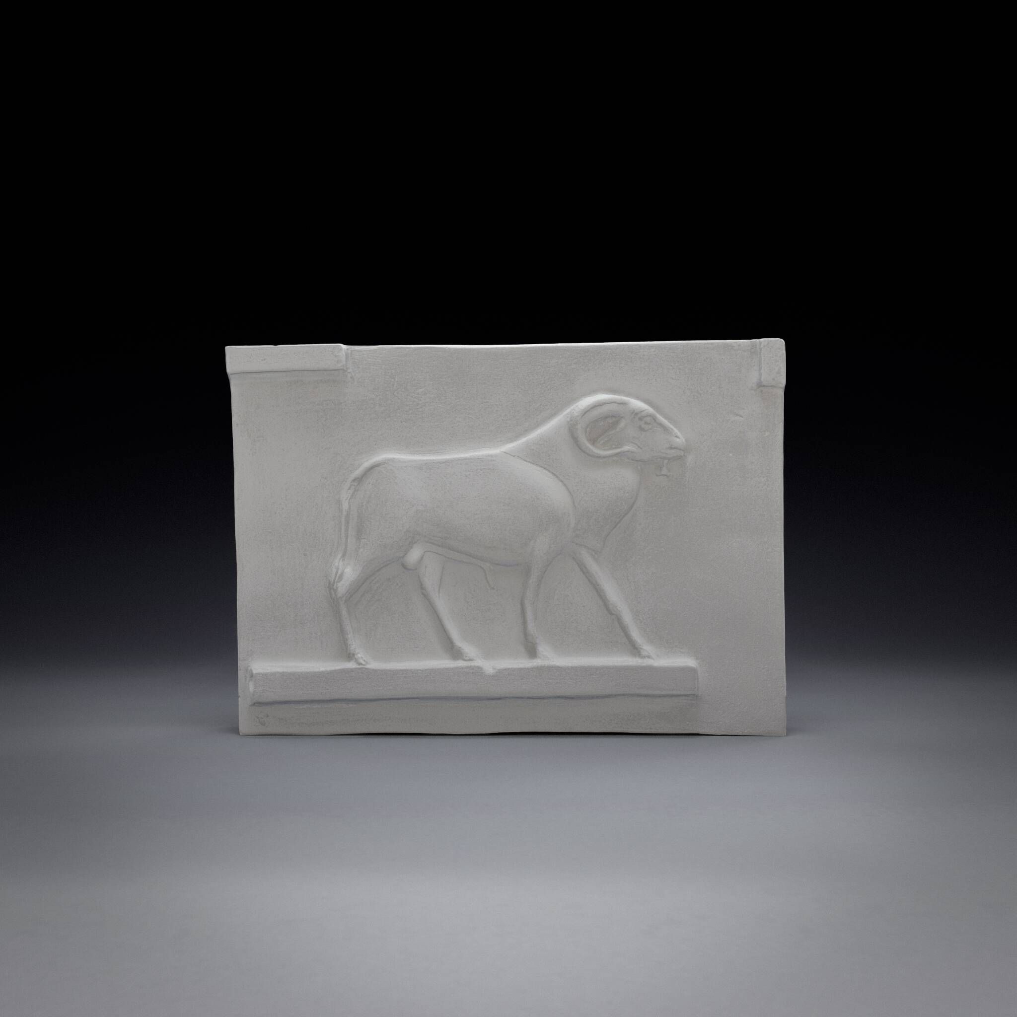 Bas-relief en plâtre – Divinité bélier de l'Égypte antique