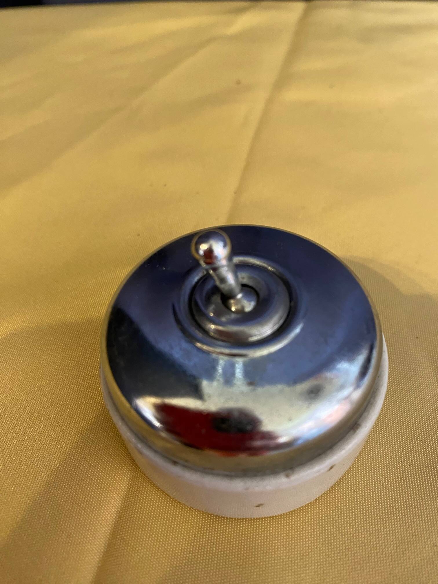 Ancien interrupteur en porcelaine et chrome marque legrand
