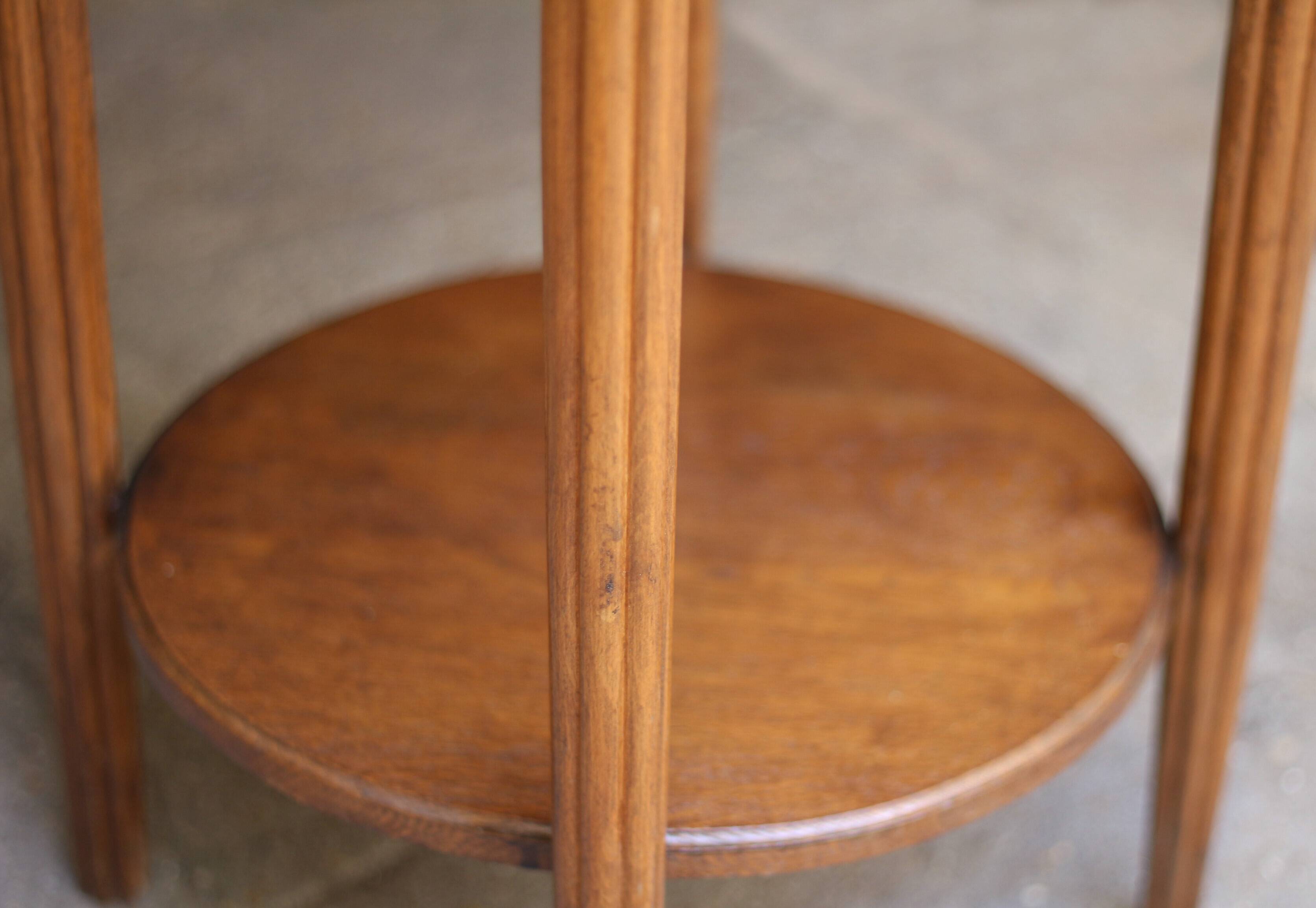 Pretty ART DECO (1920s/1930s) pedestal table or side table in oak.