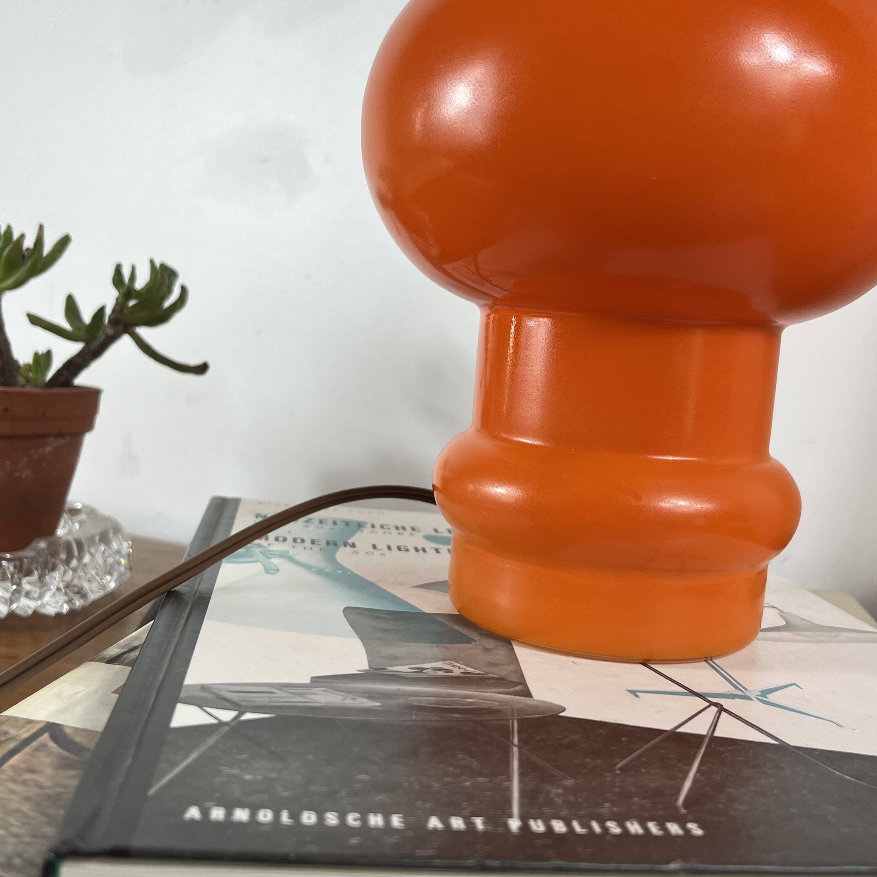 Lampe de table globe en verre opaline orange