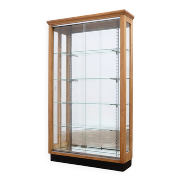 Vitrine en noyer blond à portes coulissantes en verre – XXe siècle