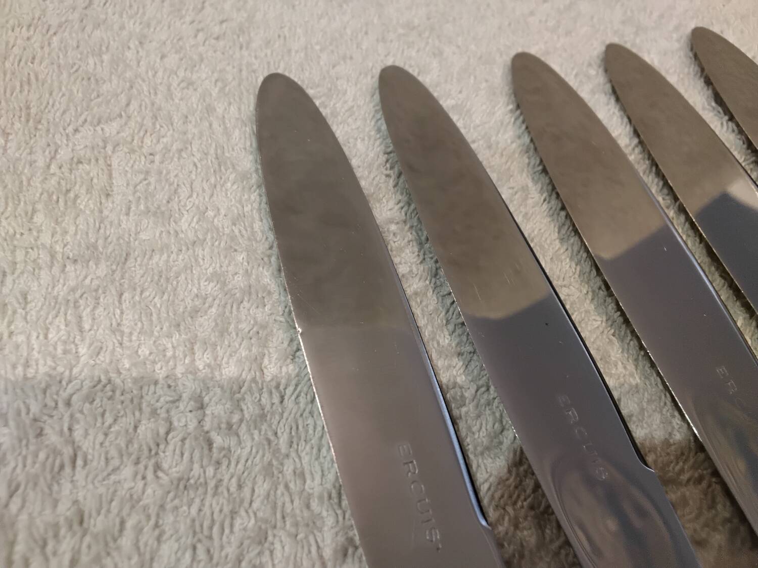 12 silver-plated dessert knives by the silversmith Ercuis, Senlis, 20.3 cm.