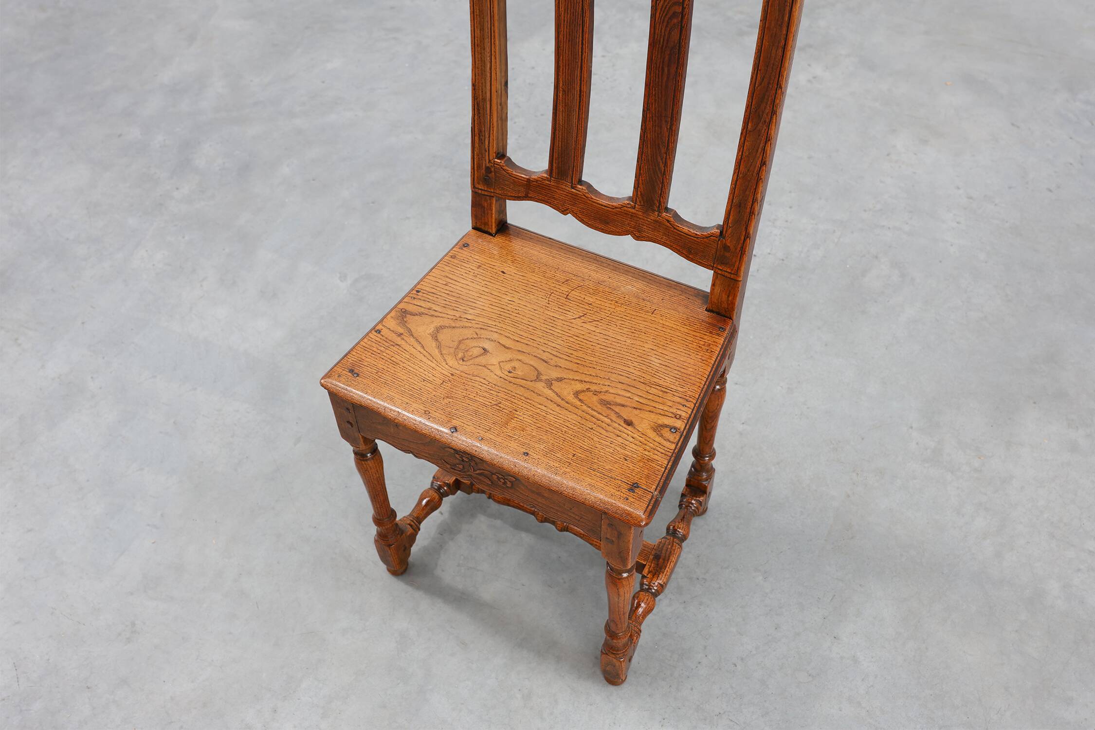 Chaise d'appoint en chêne sculpté, France, XVIIIe siècle
