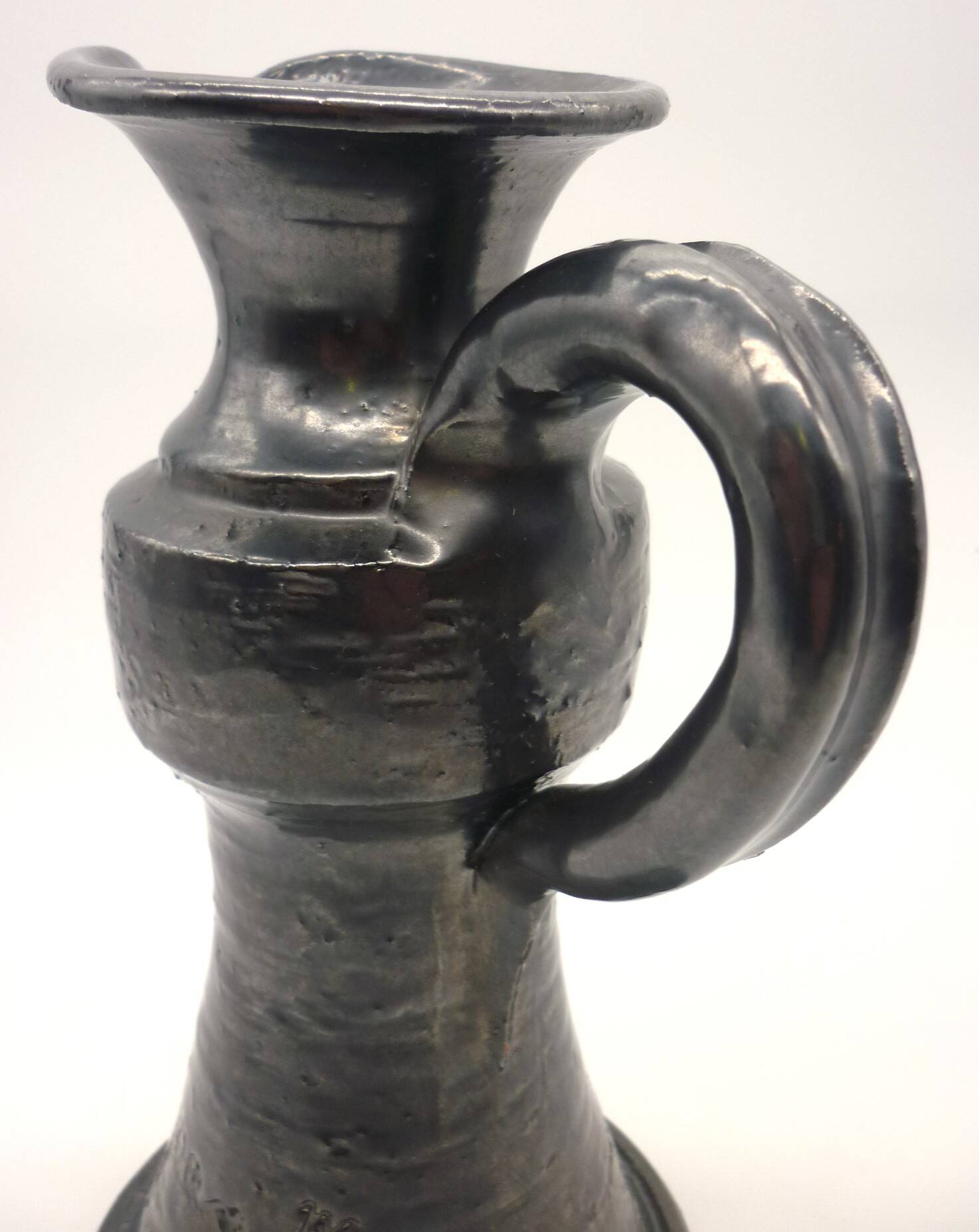 Vase pichet en céramique émaillée noire métal, signé Jean Marais, Vallauris