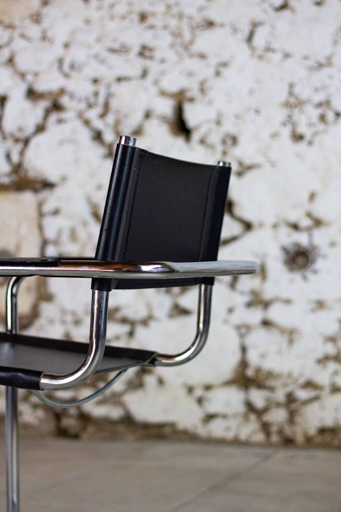 Pair of Bauhaus cantilever armchairs in chromed metal and leather, 1970