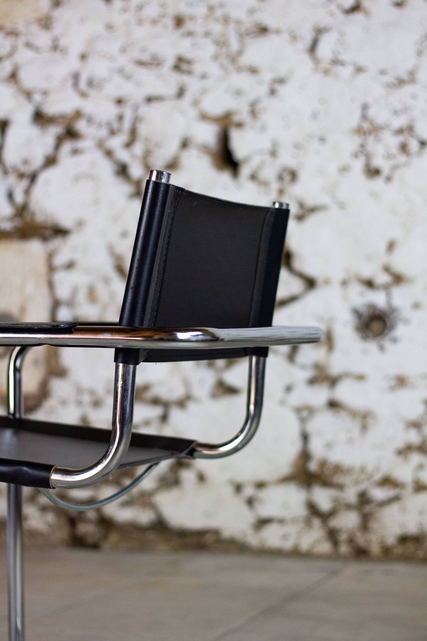Pair of Bauhaus cantilever armchairs in chromed metal and leather, 1970