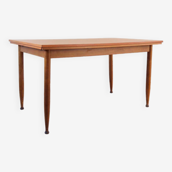 Scandinavian extendable table