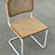 Chaise Cesca modèle b32 en blanc et bois par Marcel Breuer