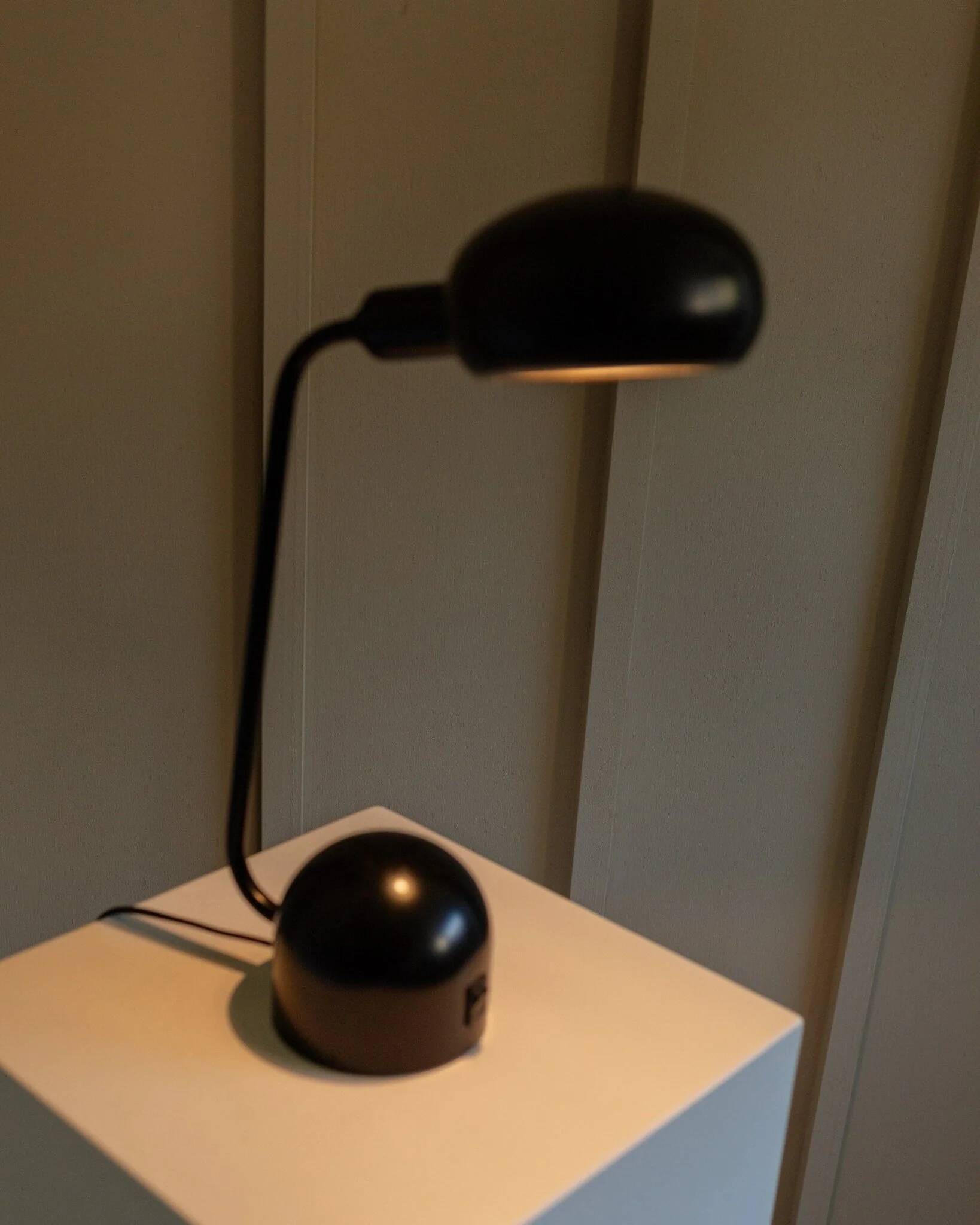 Black metal adjustable desk lamp, postmodern Memphis style, Italian 1980s design, swivel head