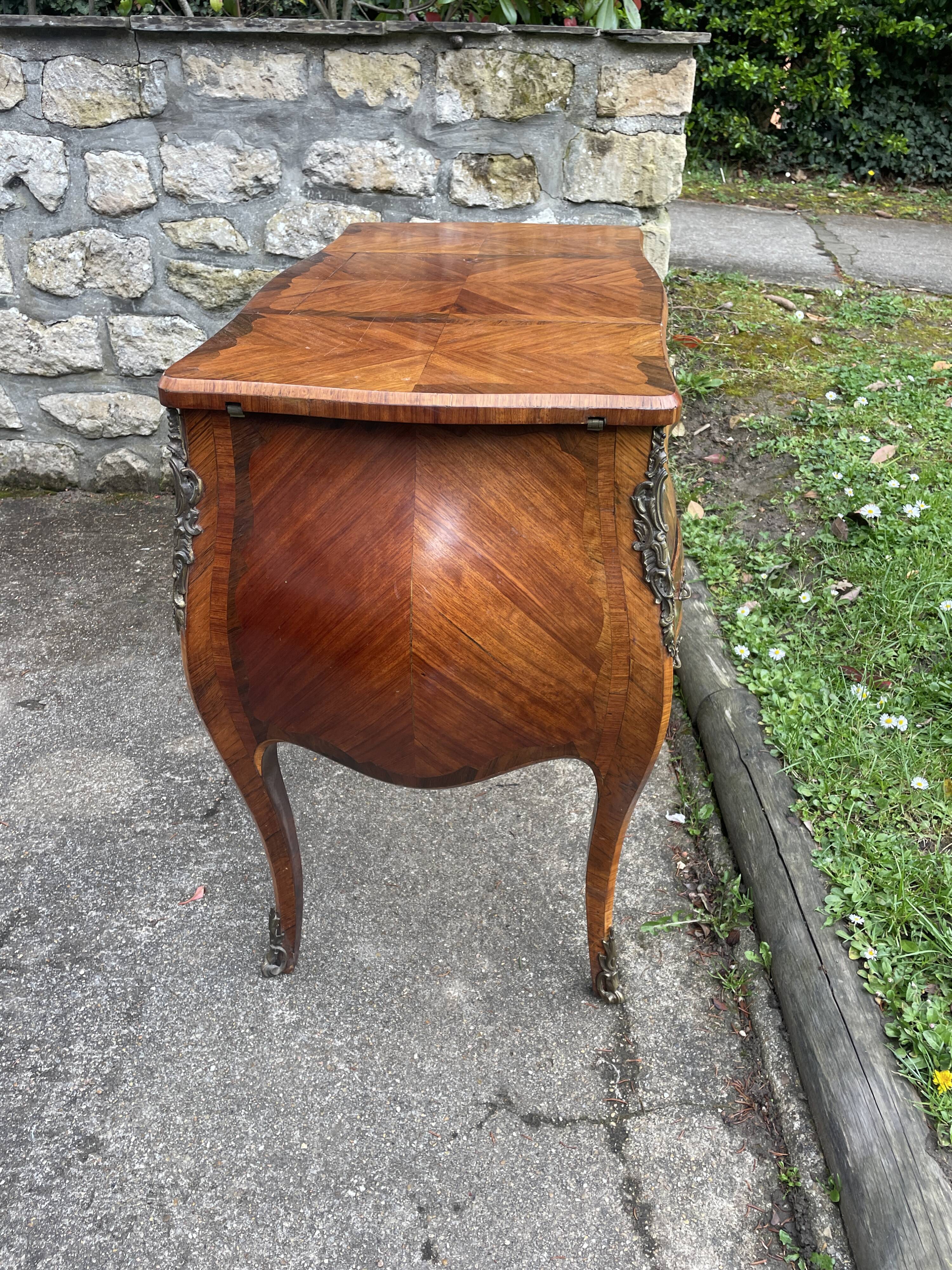 Beautiful marquetry dressing table with floral decoration, all curved (curved) faces in Louis XV style.