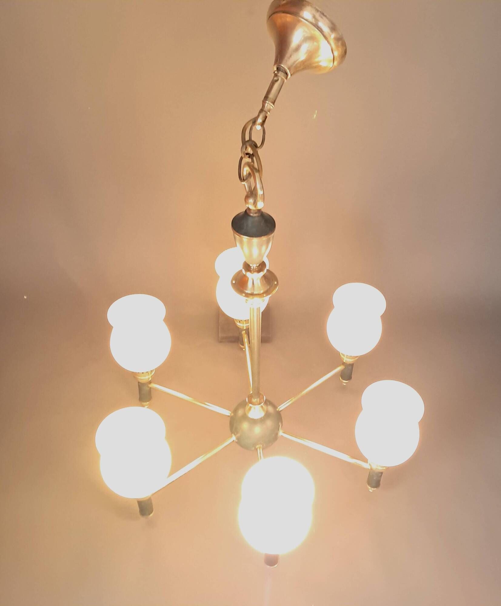 Maison Lunel 1960 6-light chandelier in gilded brass and green lacquered.
