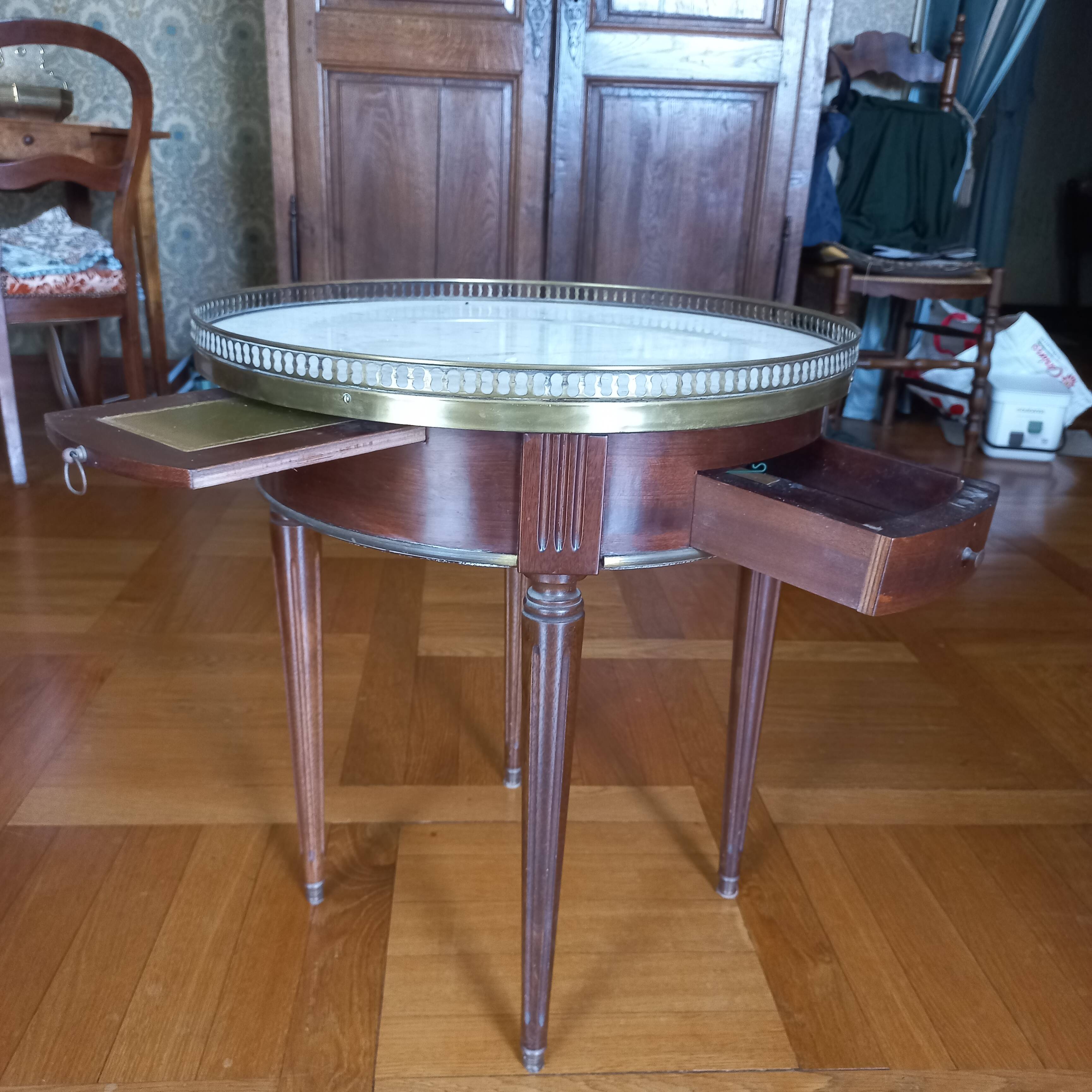 Hot water bottle pedestal table