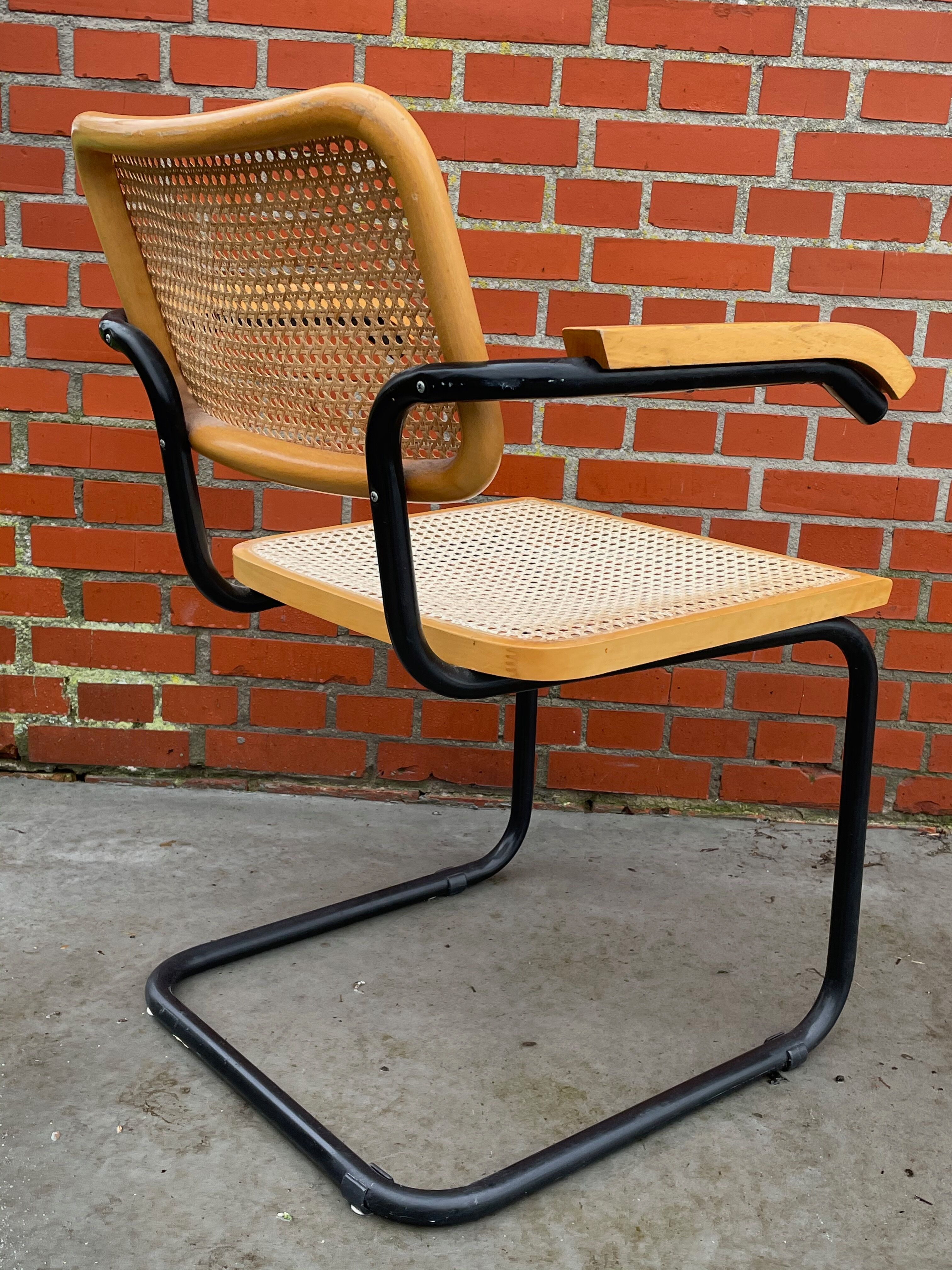 Chaise modèle Cesca conçue par Marcel Breuer avec accoudoirs à structure noire