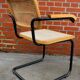 Chaise modèle Cesca conçue par Marcel Breuer avec accoudoirs à structure noire