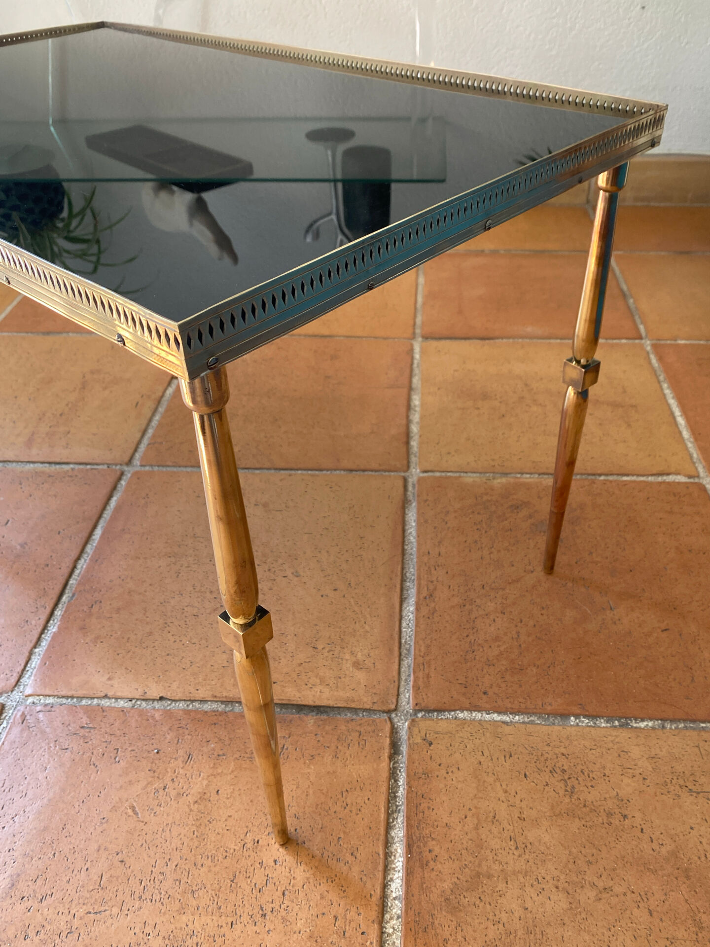 Table basse en laiton massif et plateau en verre noir
