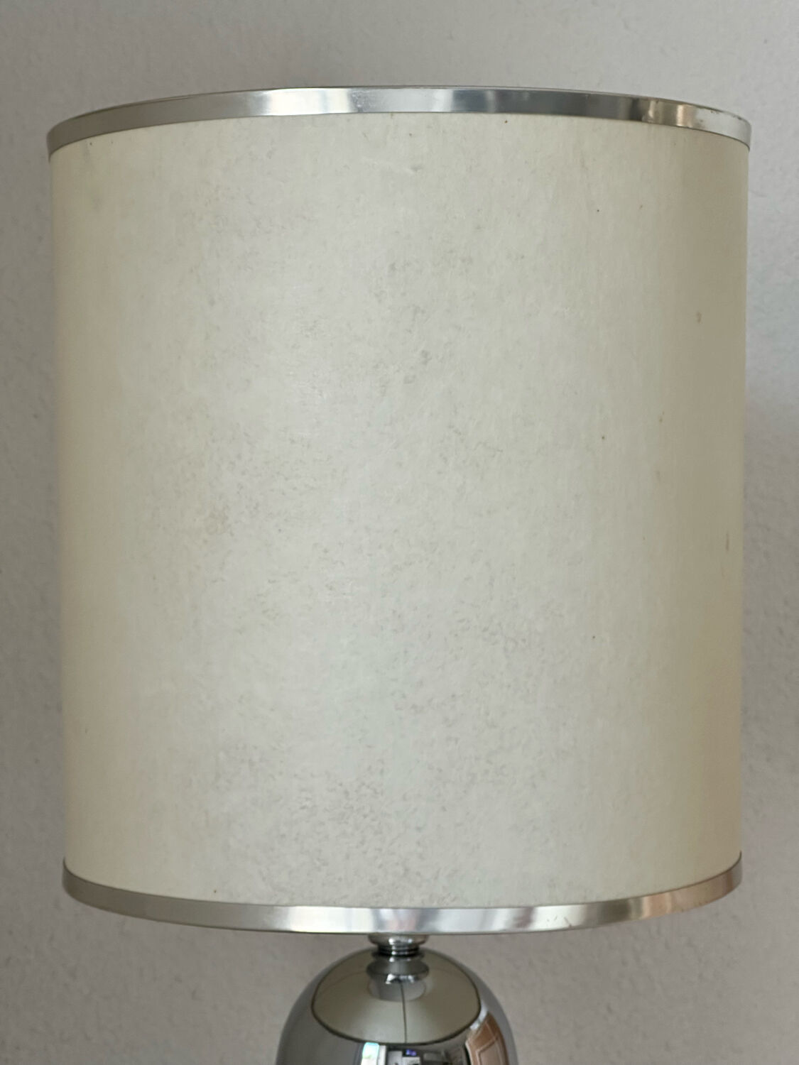 Lampe en métal chromé années 1970