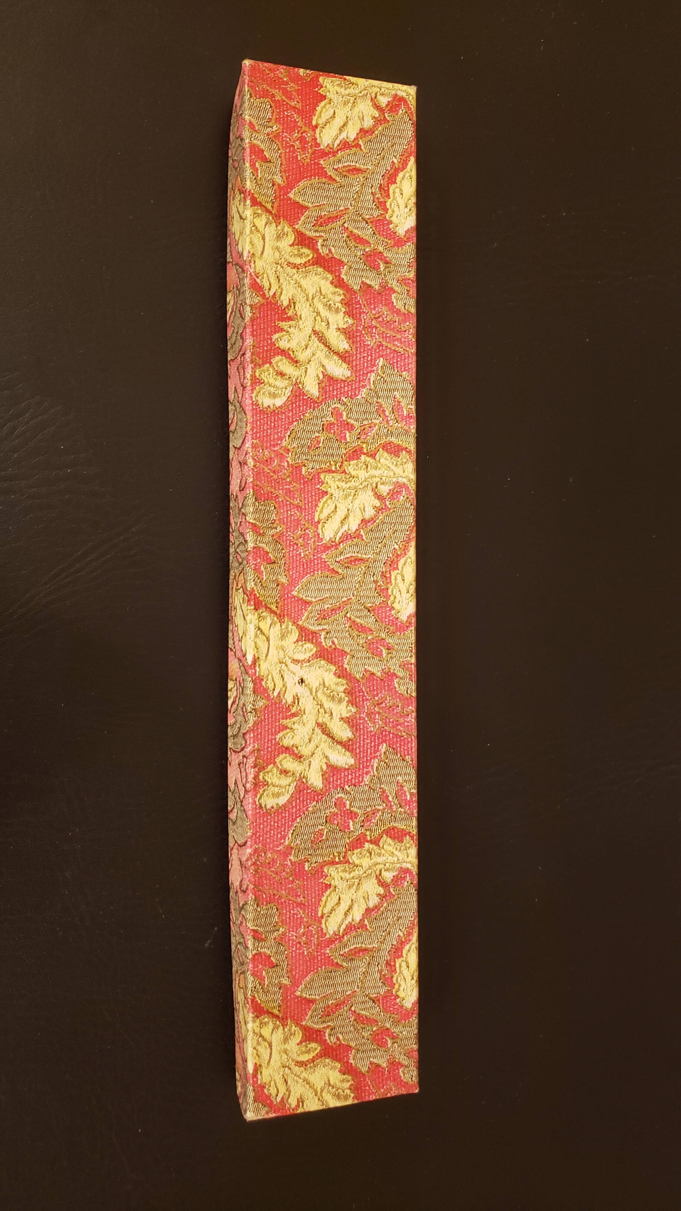 Serrated serving knife in its vintage case