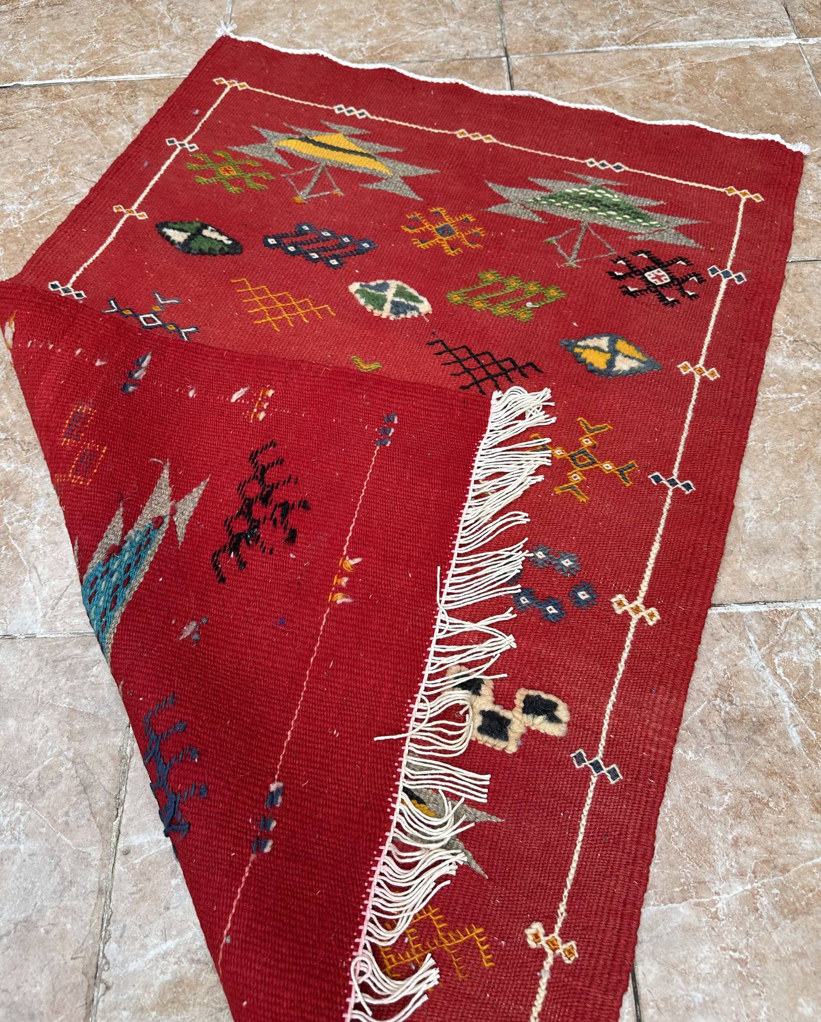 Tapis marocain en laine rouge – Décoration bohème pour petits espaces