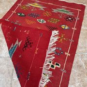 Tapis marocain en laine rouge – Décoration bohème pour petits espaces