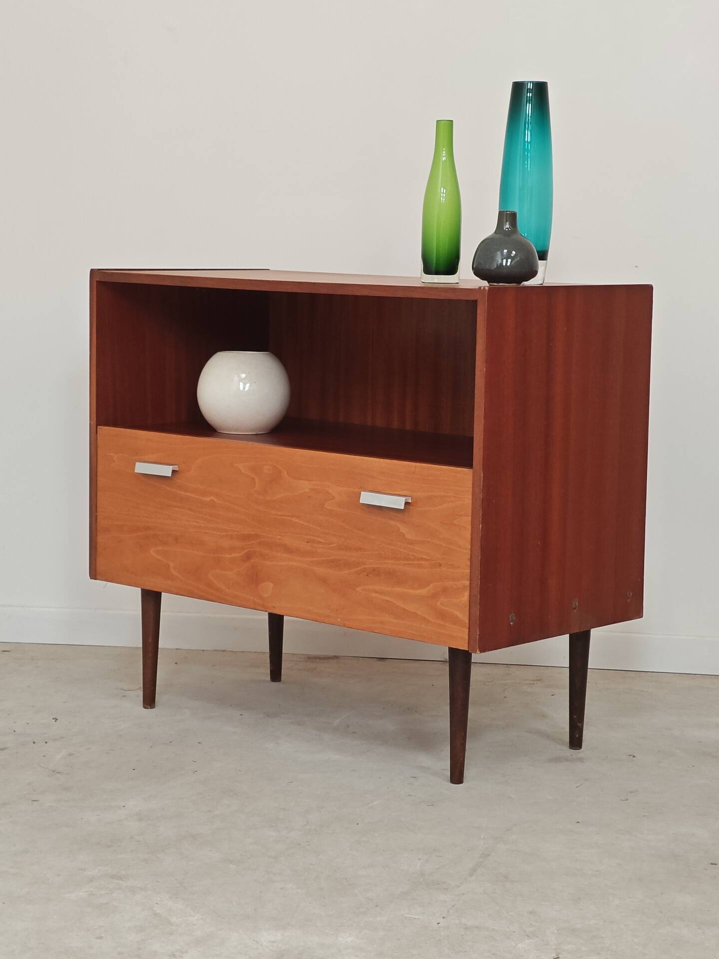 Petit meuble d'appoint buffet en bois 1970