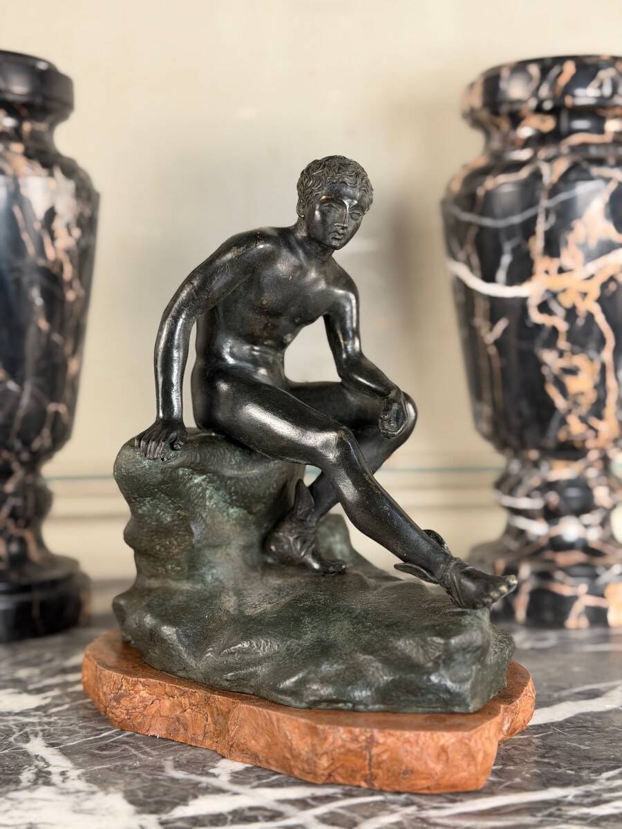 Hermès au repos, bronze Grand Tour, patine noir et verte, XIXème siècle