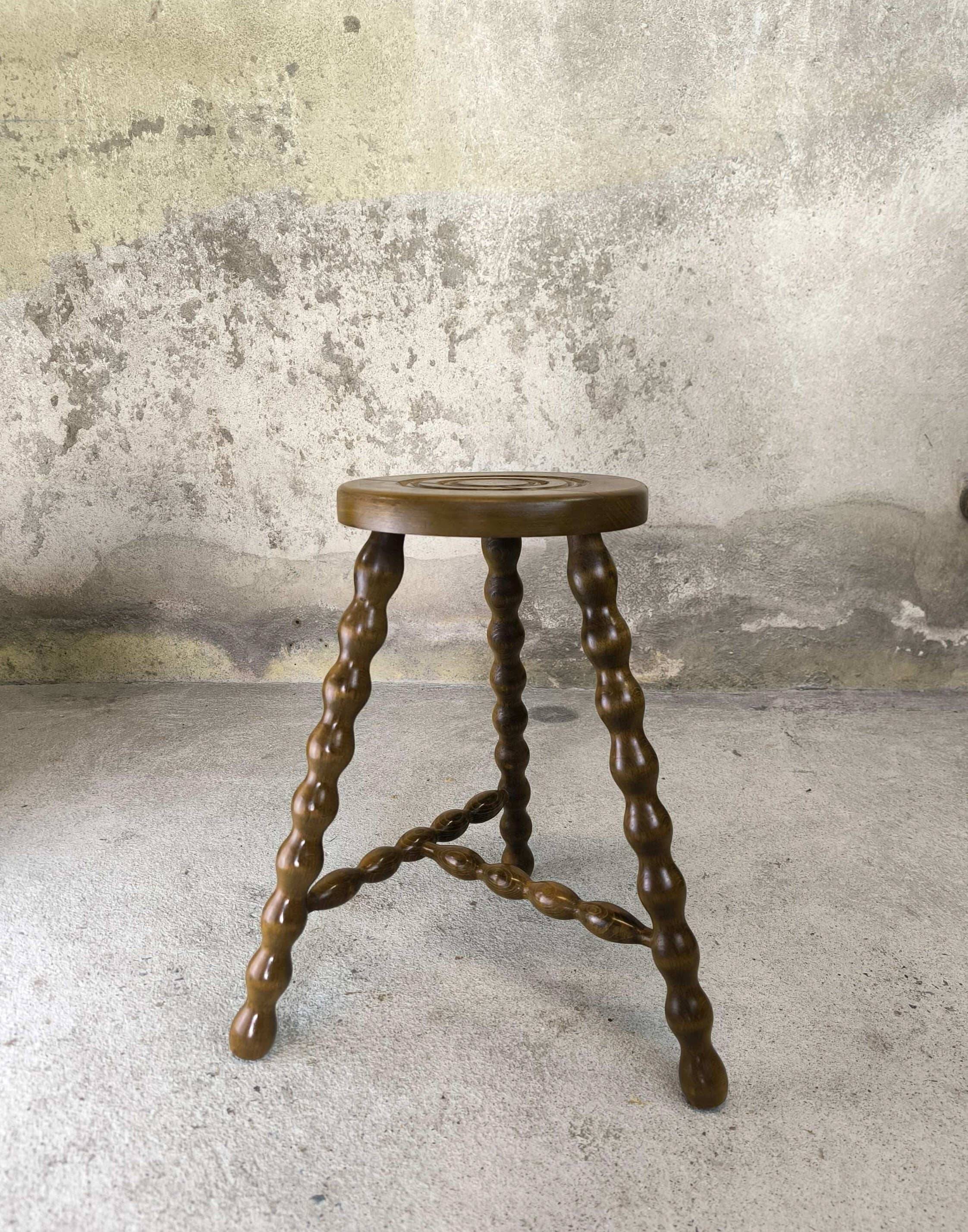 Tabouret tripode vintage pieds perlés en bois