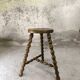 Tabouret tripode vintage pieds perlés en bois