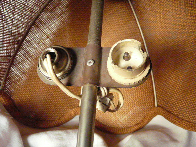 Metal table lamp and jute