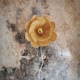 Applique murale fleur composée de pétales en rotin et raphia