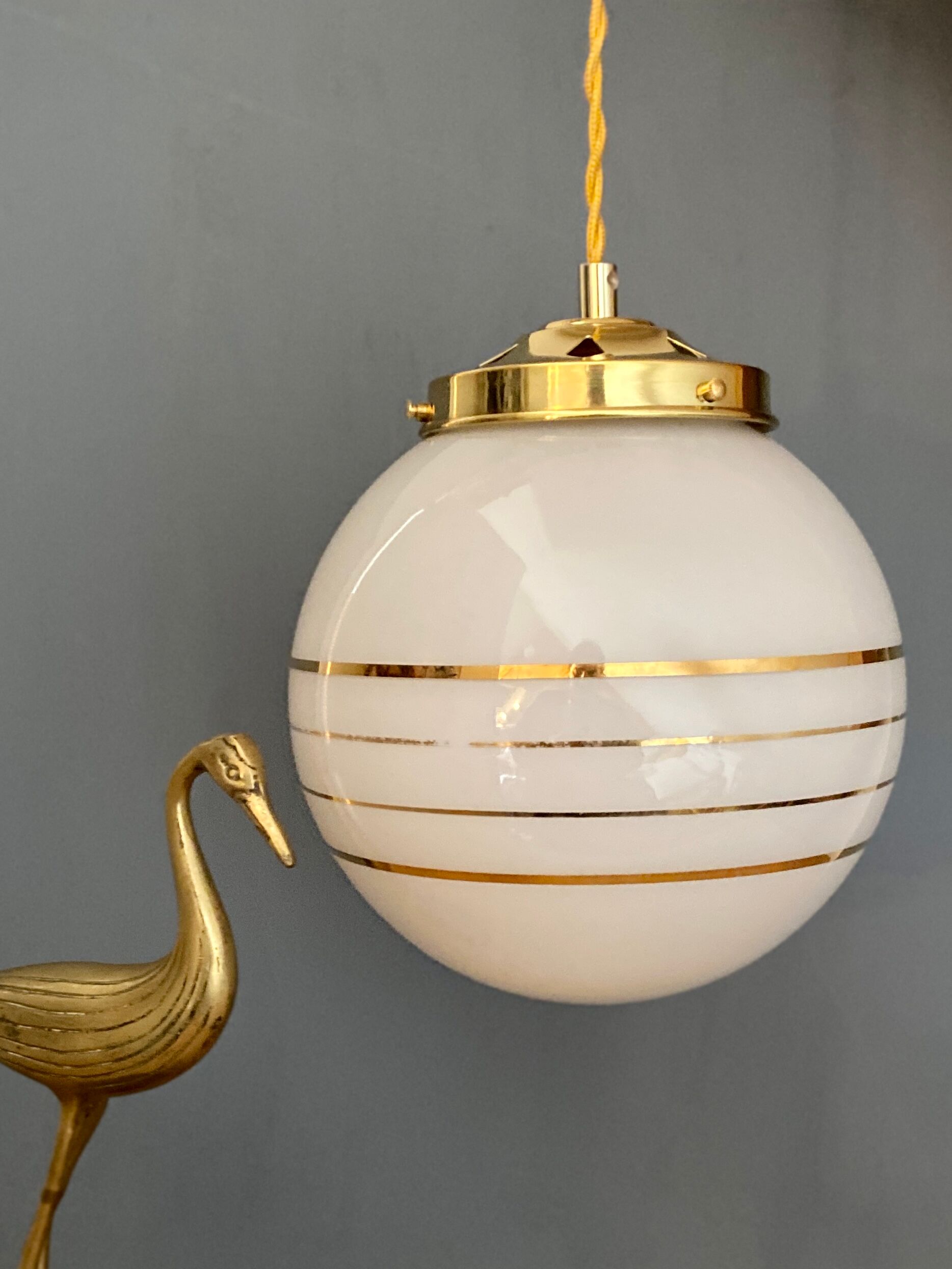 Suspension globe vintage art déco en opaline blanche et dorée