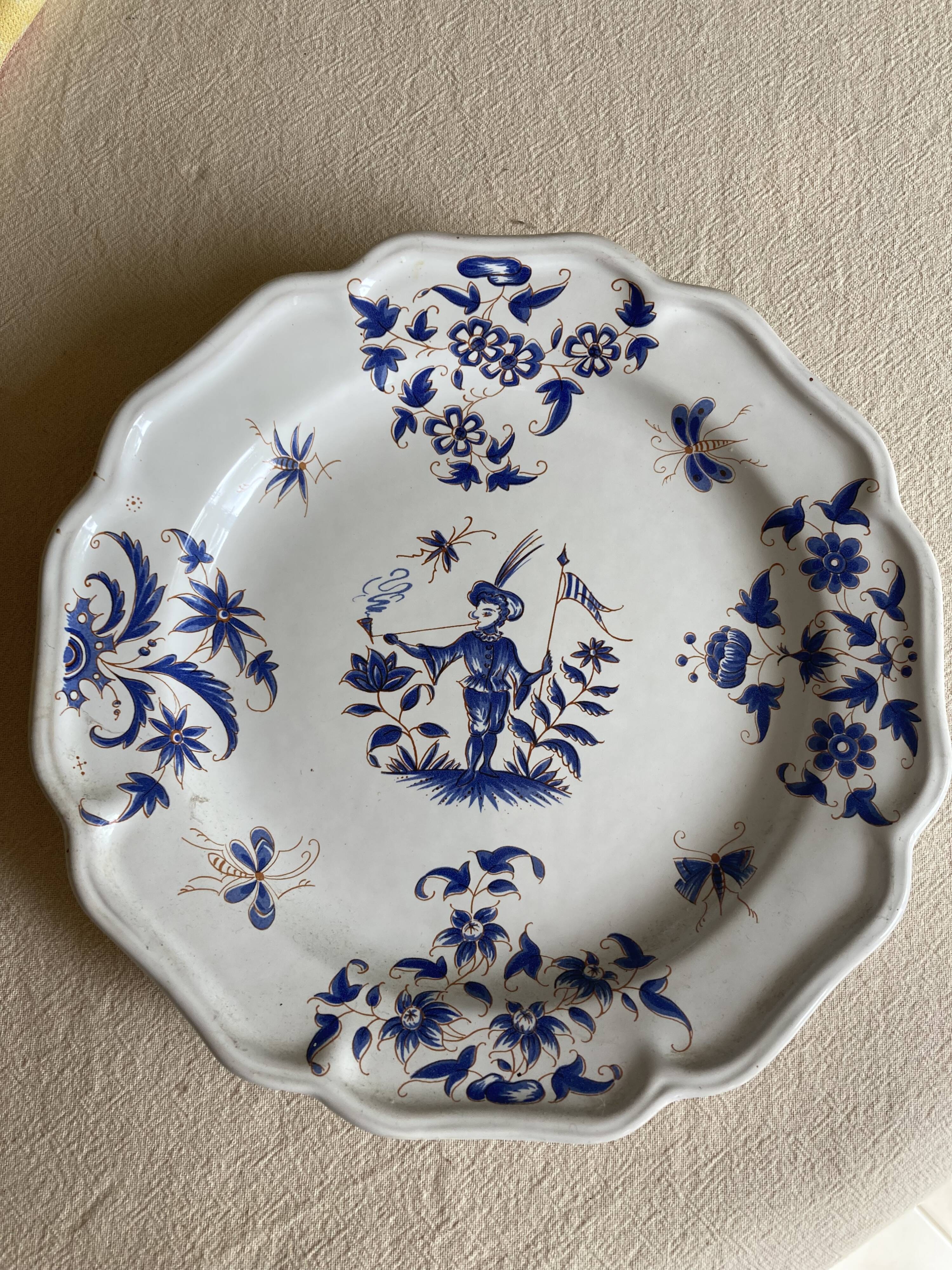 Assiette décorative en faïence de Moustiers décor « Les Grostesques »