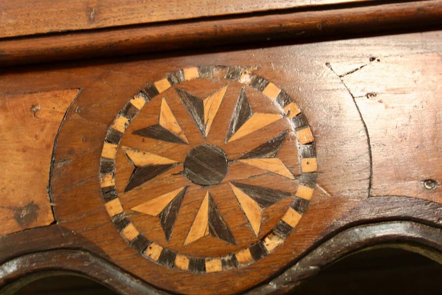 Vaisselier Louis XV en chêne et loupe de frêne