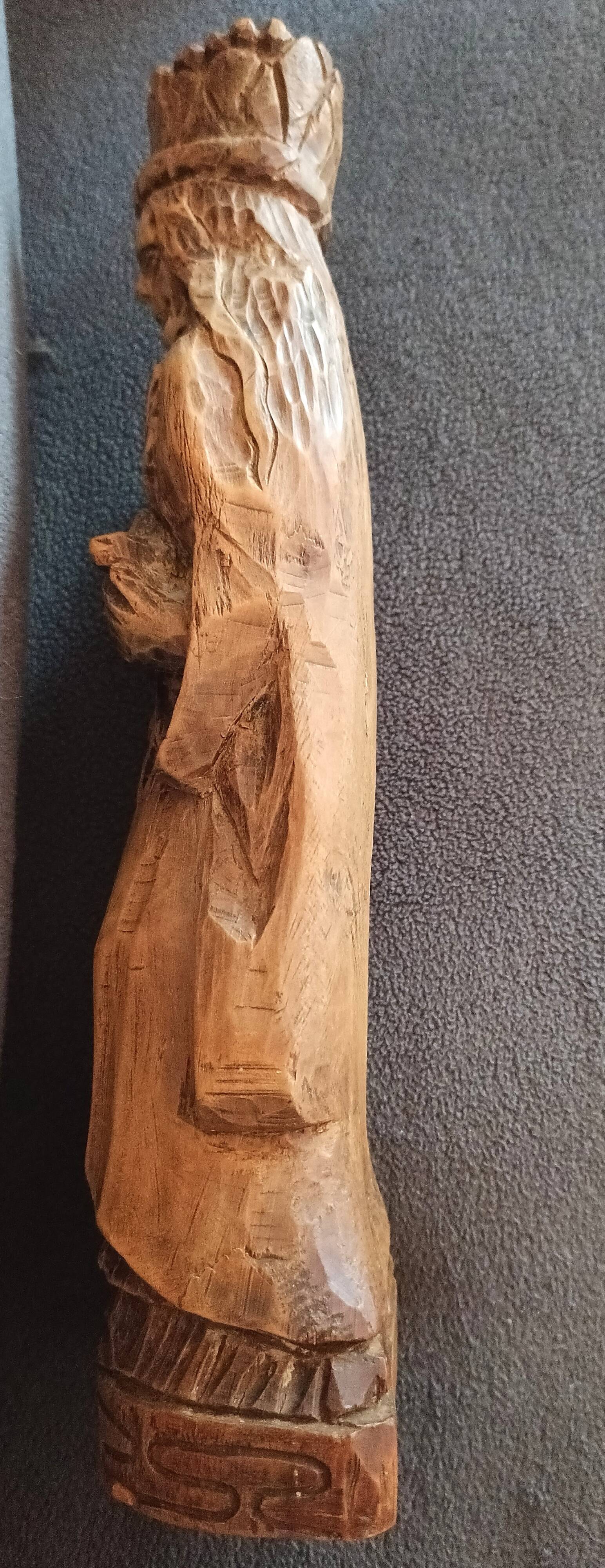 Statuette de la Vierge à l'Enfant en bois sculpté –24,5 cm– Vers 1955-1975