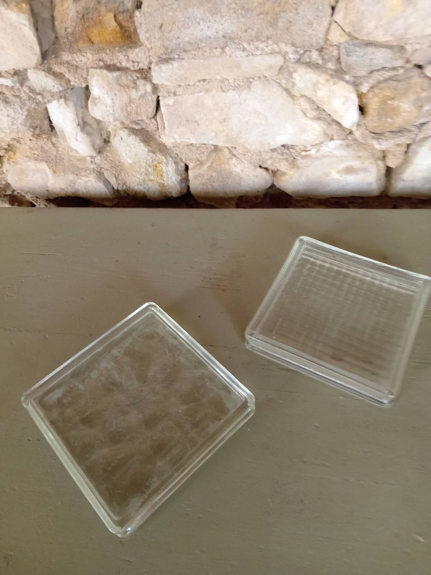 Lot de deux cendriers en verre