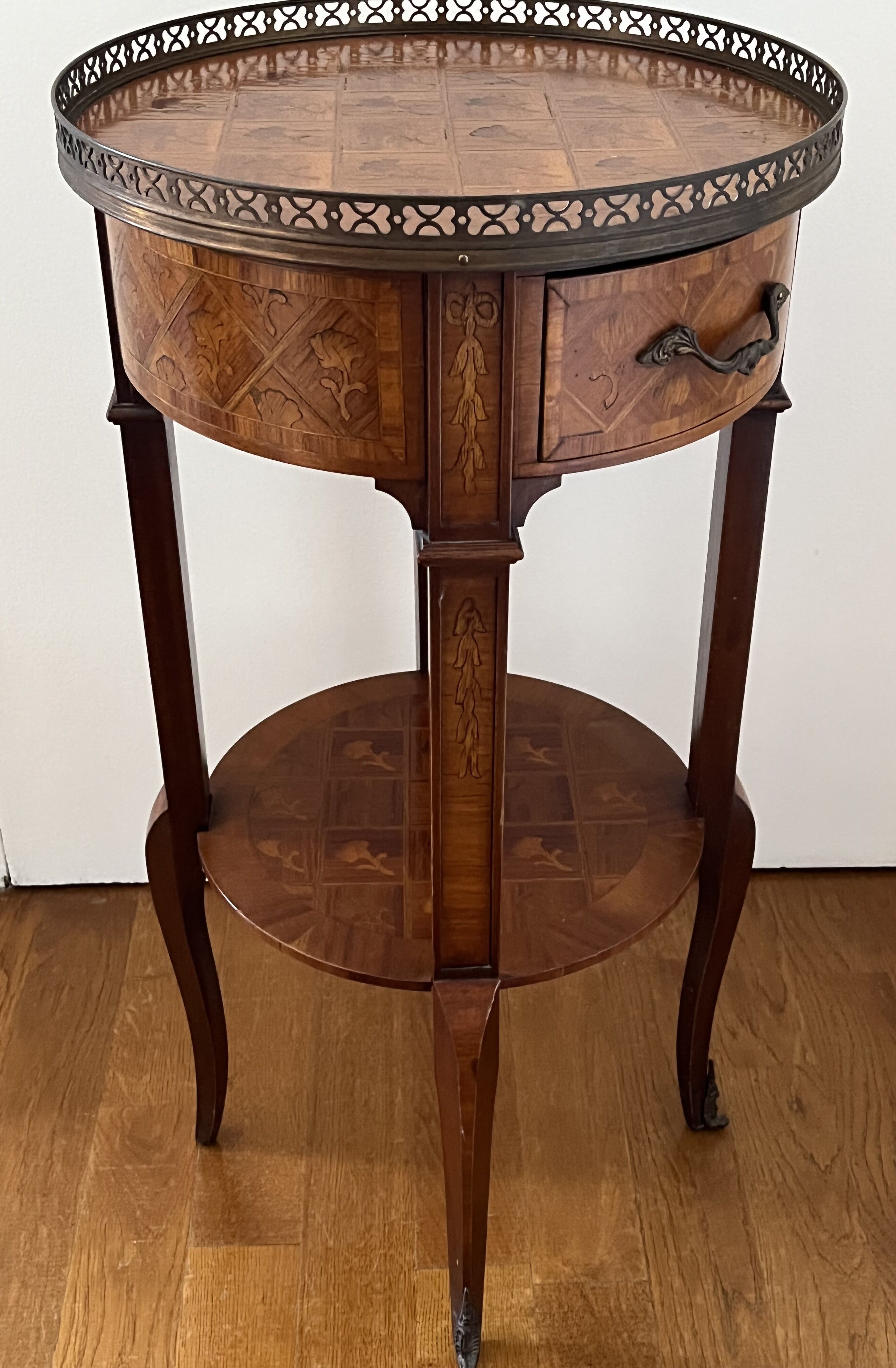 Table de chevet en marqueterie de bois