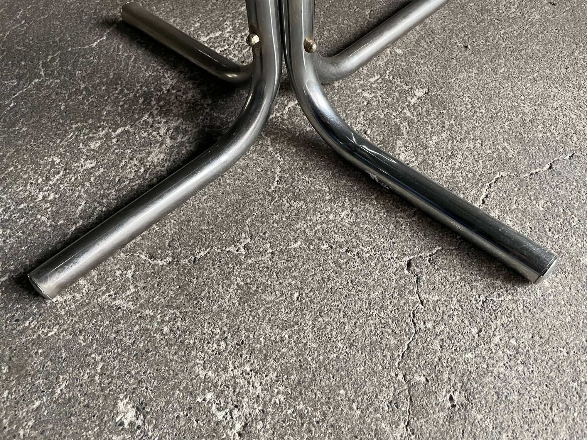 Table basse ronde en métal chromé et verre fumé,1970s