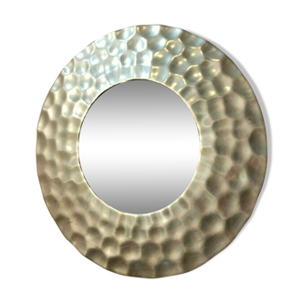 Miroir rond en aluminium martelé, maison Deknudt, distribué par Homka