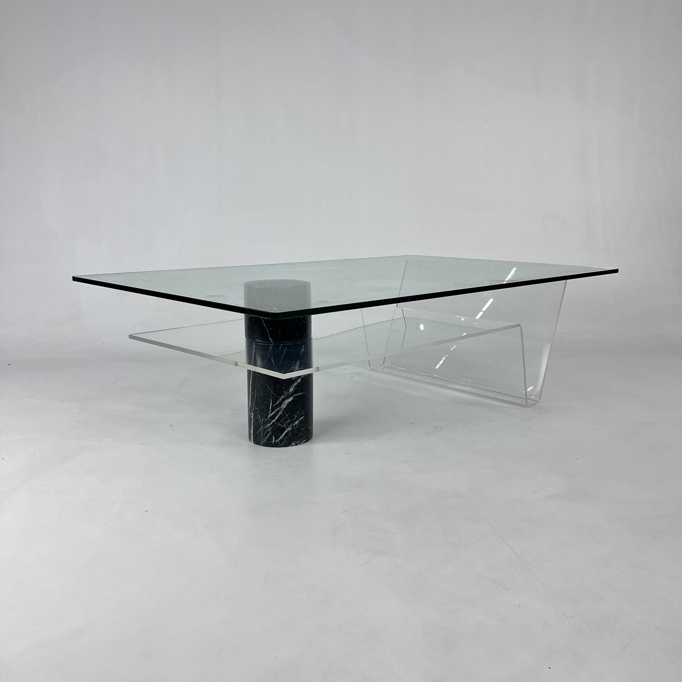 Table basse postmoderne italienne en marbre et verre, années 1990