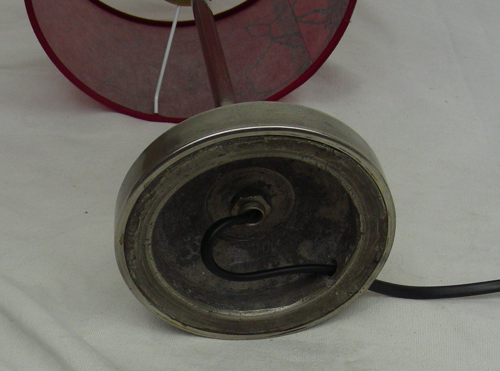 Lampe sur pieds ancienne rouge en laiton nickelé socle plomb