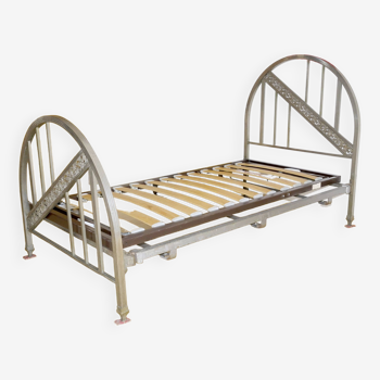 Zinc-plated steel bed